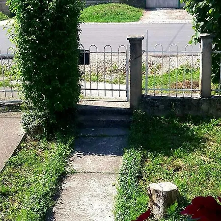 Centar Banja Vrujci 아파트 Mionica